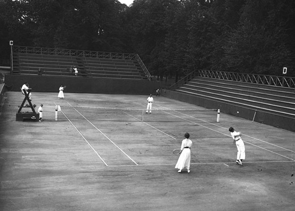 A mixed doubles match at the French Championships in 1912