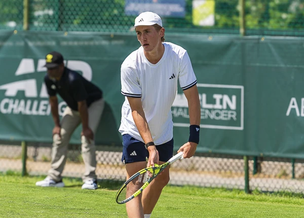 Henry Searle prepares to serve at the Dublin Challenger