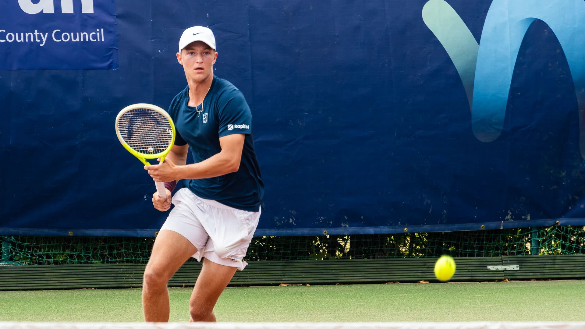 Markus Molder lines up a forehand