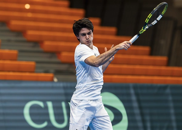 Peter Buldorini volleying