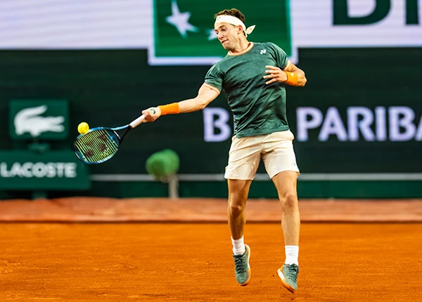 Casper Ruud hitting forehand at Roland Garros