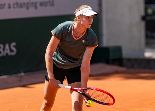 Elena Rybakina serving at Roland Garros 2024