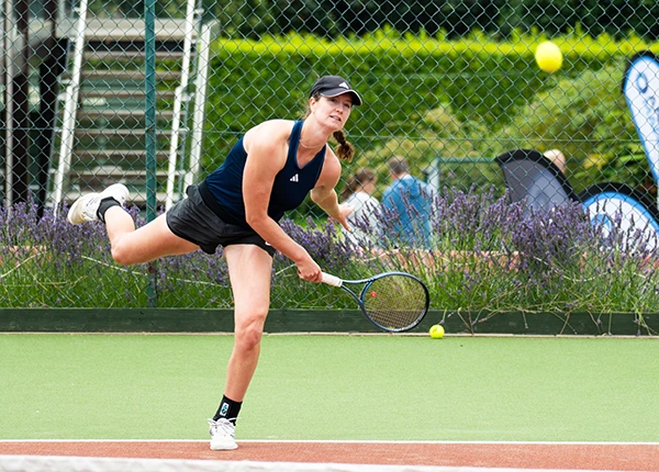 Victoria Allen serving at the 2025 Irish Open